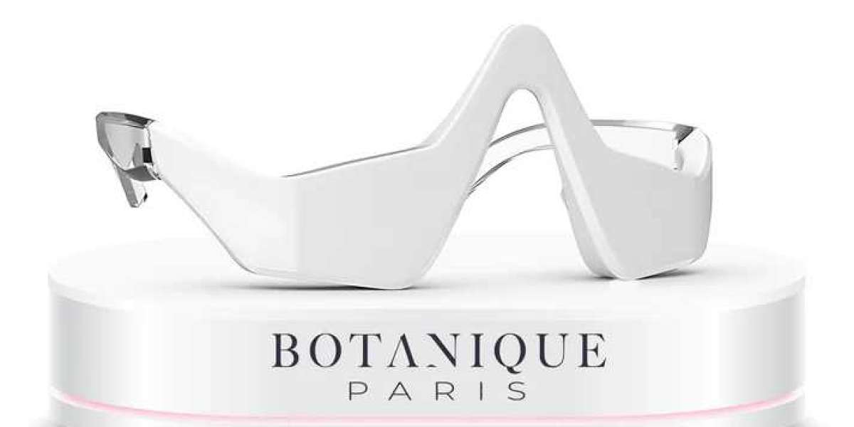 Illuminate Your Eyes with Botanique Paris' Under Eye Red Light Therapy