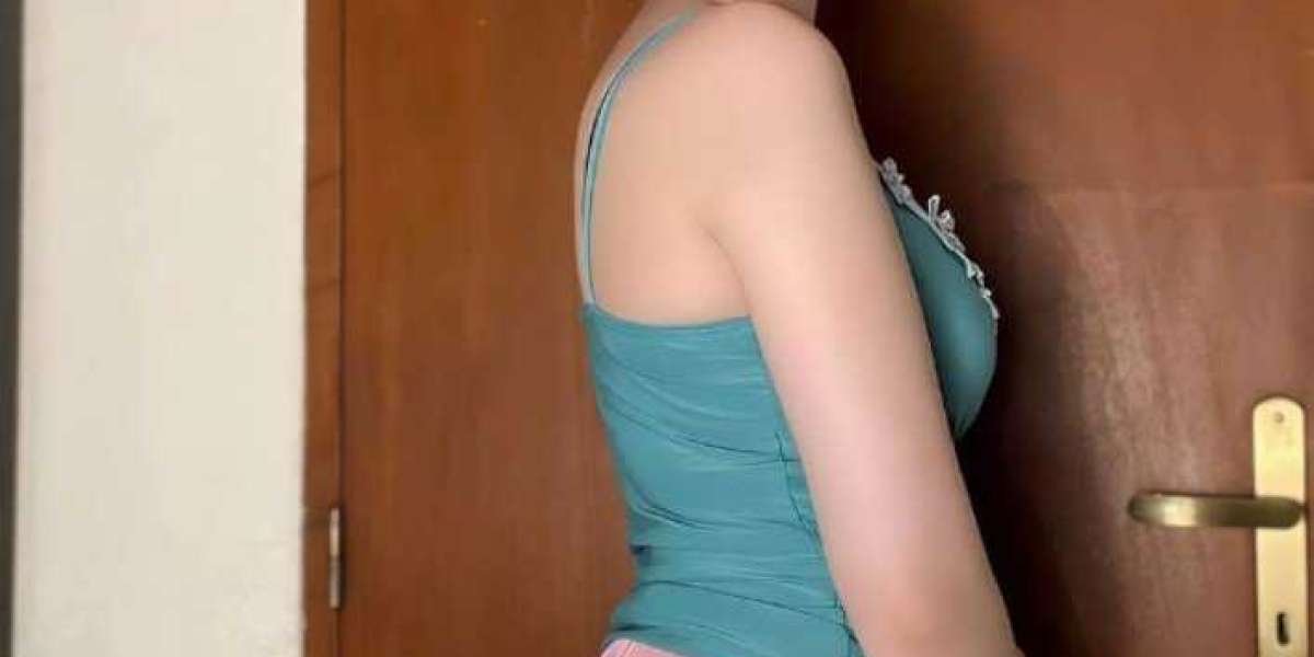 Call girls in Sector 40, Noida 9990233396 Escorts service